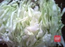 包菜炒肉片的做法图解1