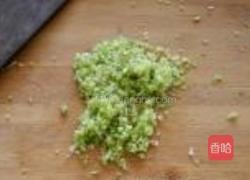 黄瓜猪肉木耳水饺的做法图解2