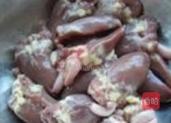 蒜苗炒鸡心的做法图解1