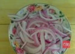 洋葱头拌黑木耳的做法图解2