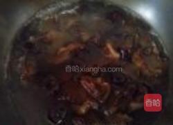 洋葱头拌黑木耳的做法图解3