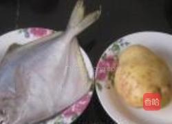 土豆烤鲳鱼的做法图解1