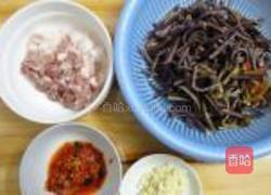 蕨菜炒花肉的做法图解1