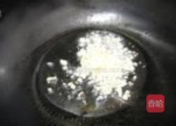 蕨菜炒花肉的做法图解2