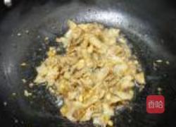 蕨菜炒花肉的做法图解5