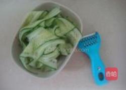 紫苏炒黄瓜的做法图解2