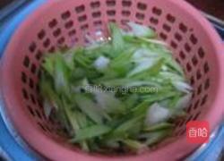 黑椒牛肉炒芹菜的做法图解2