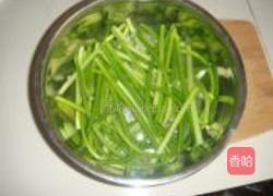 辣拌蒜苗丝的做法图解1