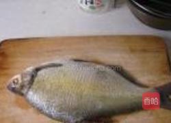 剁椒孔雀开屏鱼的做法图解1