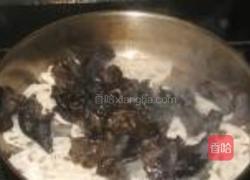 青蒜黑木耳炒藕片的做法图解3