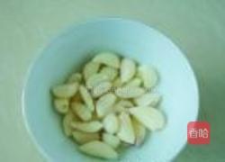 蒜香鸡腿肉的做法图解1