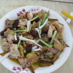 金针菜红枣蒸鸡的做法[图]
