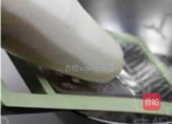 萝卜香菜汤饺的做法图解1