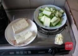 丝瓜炒豆腐的做法图解2