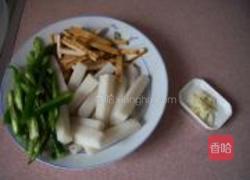 辣椒炒年糕的做法图解1