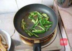 辣椒炒年糕的做法图解2