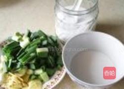 青蒜香菇炒银杏的做法图解2