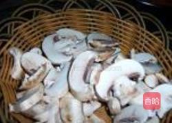 培根彩椒炒蘑菇的做法图解1