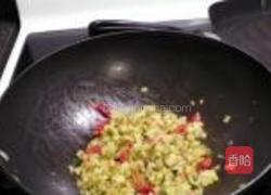 酸黄瓜四季豆炒肉末的做法图解2