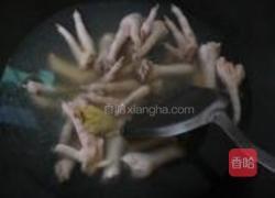 腐竹花生焖鸡爪的做法图解2