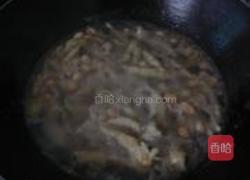 腐竹花生焖鸡爪的做法图解3