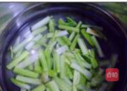 海米炒西芹的做法图解1