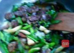青蒜炒腊肠的做法图解7