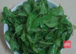 鲫鱼花蛤枸杞叶汤的做法图解2