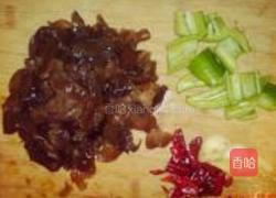 腊鸭腿炒云耳的做法图解2
