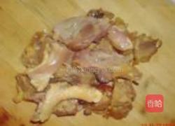 腊鸭腿炒云耳的做法图解3