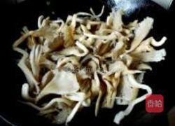 平菇烧肉的做法图解1