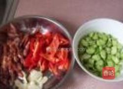 蚕豆红椒炒腊肠的做法图解2