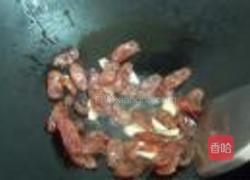 蚕豆红椒炒腊肠的做法图解5