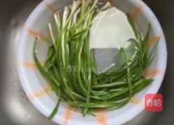 家常蒜叶炒肥肠的做法图解2