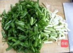 家常蒜叶炒肥肠的做法图解3