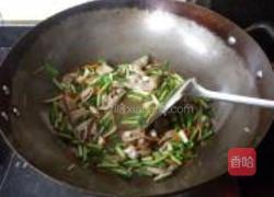 家常蒜叶炒肥肠的做法图解9