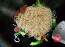 腊肠青菜炒面的做法图解6