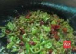 双椒炒酸豆角的做法图解4