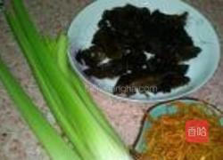 虫草花清炒西芹木耳的做法图解1