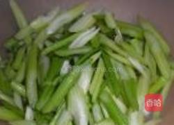 芹菜炒土豆片的做法图解1