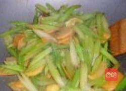 芹菜炒土豆片的做法图解5