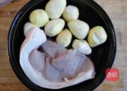 猪肉烧芋头的做法图解1