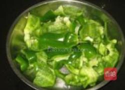 辣味青椒炒鱿鱼的做法图解1