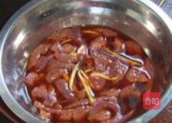 蘑菇青椒炒猪肝的做法图解2