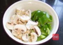 蘑菇青椒炒猪肝的做法图解4