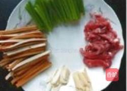 豆腐干炒肉丝的做法图解1
