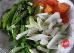 蒜白爆羊肉的做法图解1