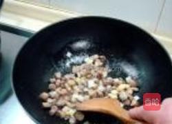 桃仁干煸鸭丁的做法图解2