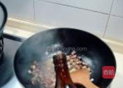 桃仁干煸鸭丁的做法图解3