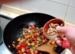 桃仁干煸鸭丁的做法图解8